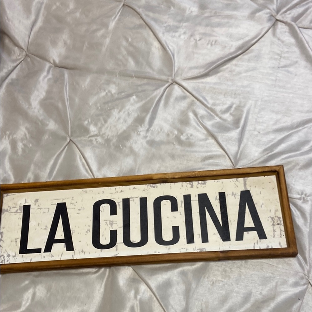 La Cucina sign